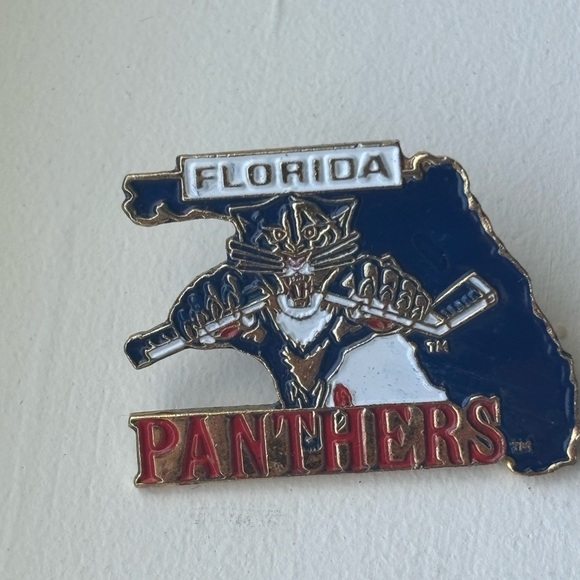 Vintage Florida Panthers pin collection, four pins and a commemorative coin - Picture 7 of 7